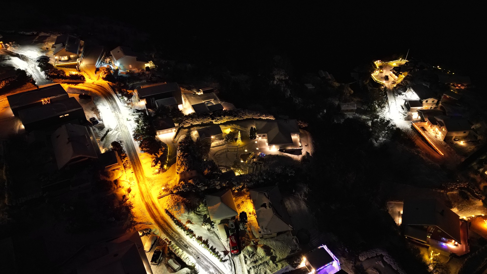 Dronefoto av boligområde om natten