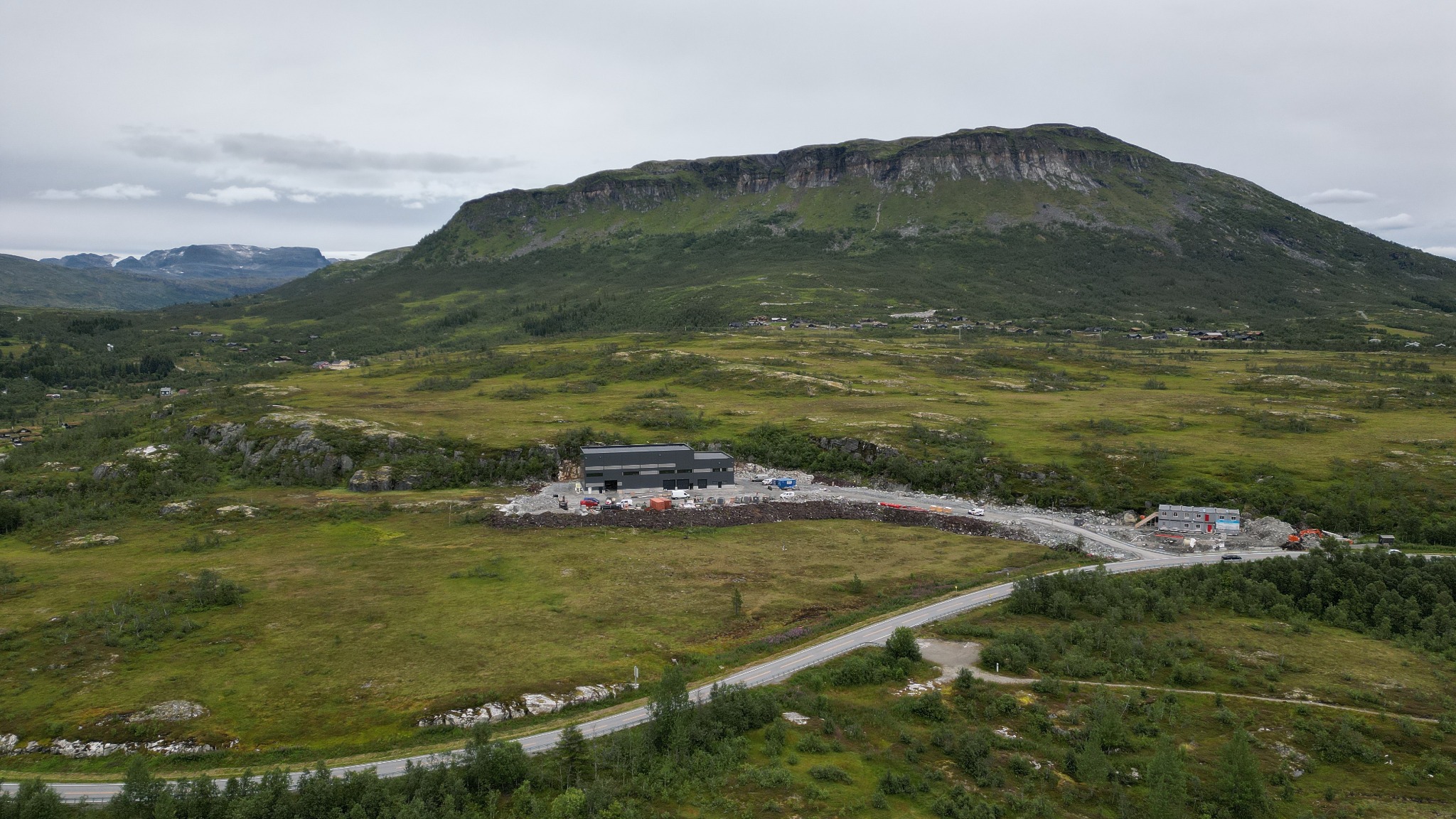 Dronefoto av byggeplass og fjellandskap