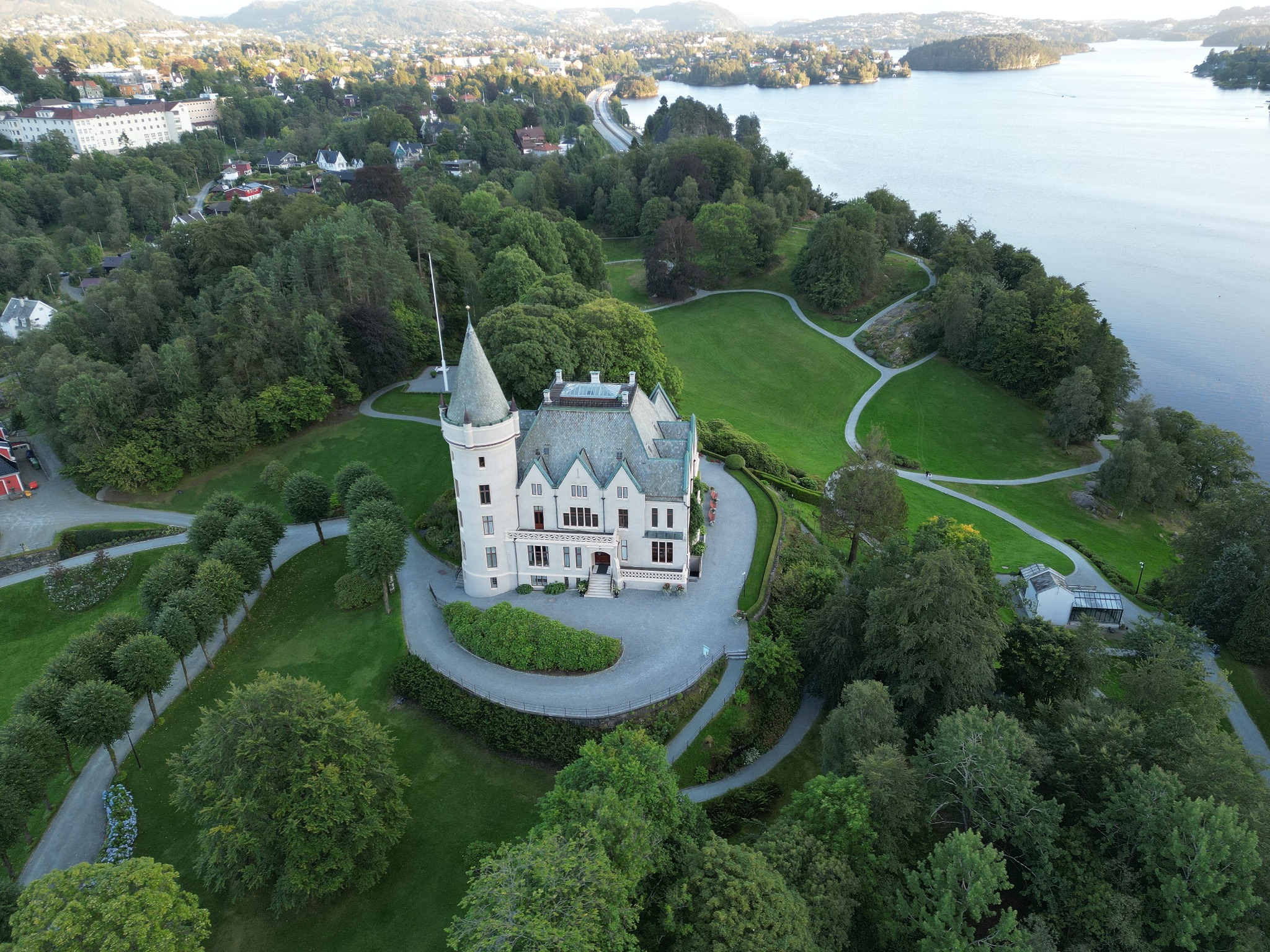 Dronefoto av eiendom og parklandskap i Bergen