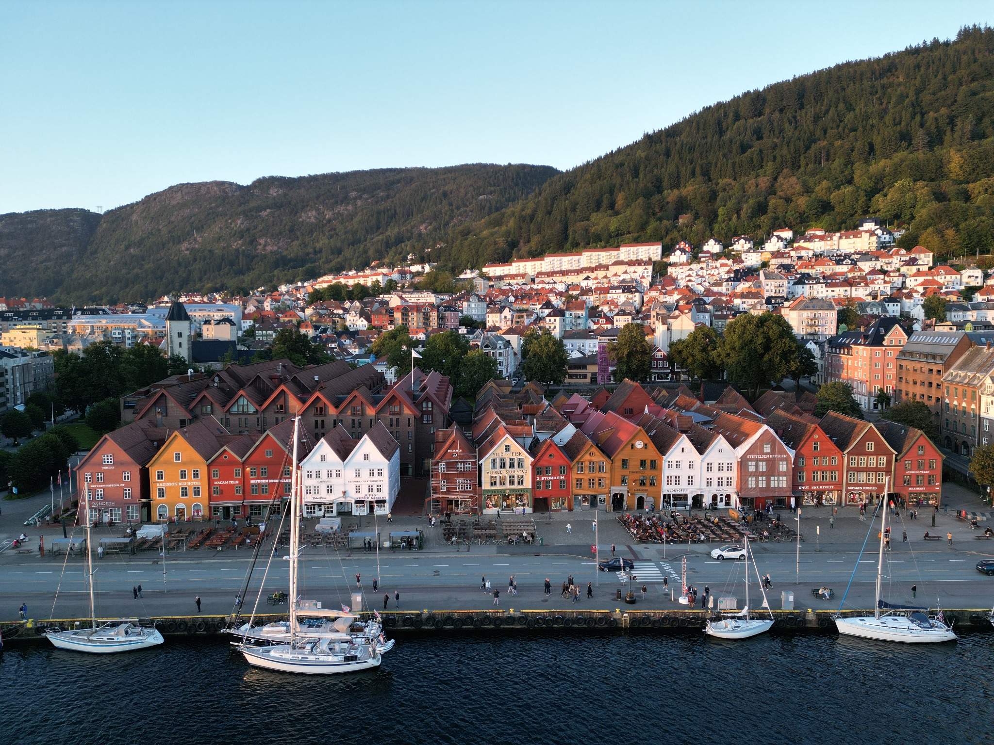 Dronefoto av stavkirke i Bergen